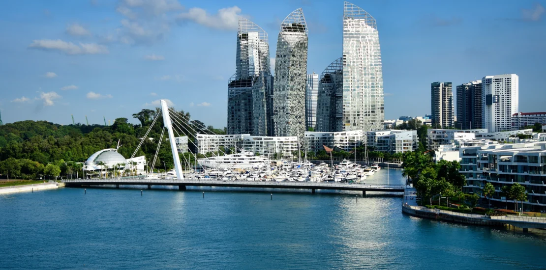 អគារខុនដូ Reflections at Keppel Bay និងតំបន់មាត់ទឹក King's Dock ក្នុងប្រទេសសិង្ហបុរី។